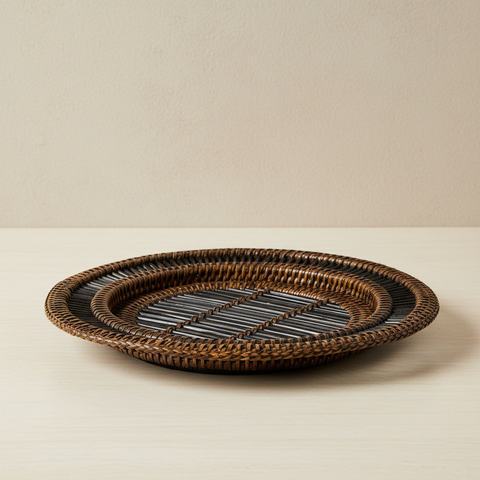 Sottopiatto Myanmar in bambù e rattan su sfondo neutro