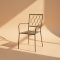 Sedia da esterno in ferro verde con braccioli - sfondo neutro beige