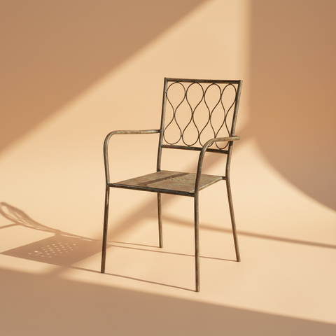 Sedia da esterno in ferro verde con braccioli - sfondo neutro beige