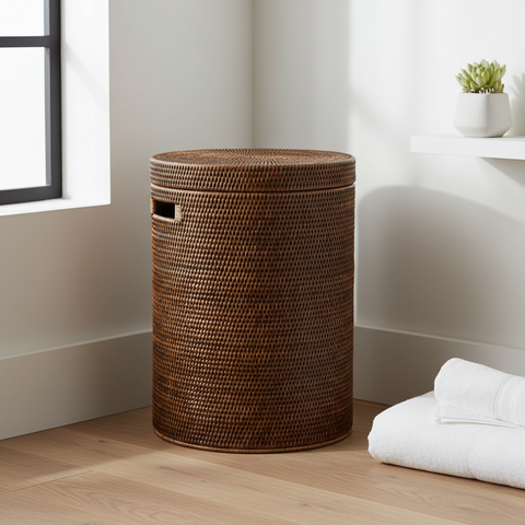 Cesta porta biancheria in rattan con coperchio in bagno moderno