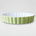 Stampo crostata ceramica verde salvia su sfondo grigio con ombra