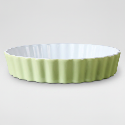 Stampo crostata ceramica verde salvia su sfondo grigio con ombra