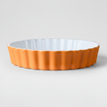 Stampo crostata ceramica arancione su sfondo grigio con ombra