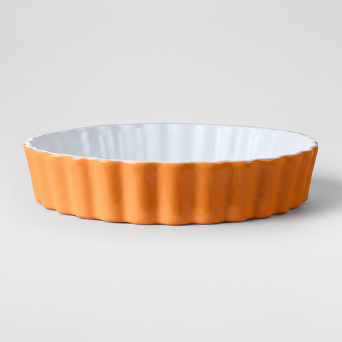 Stampo crostata ceramica arancione su sfondo grigio con ombra
