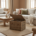 Baule in rattan con lacci in pelle in ambiente arredato