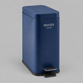 Pattumiera Daily Trash Blue Fusion su sfondo grigio con ombra morbida