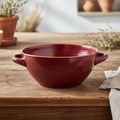 Ciotola zuppa bordeaux ambientata su tavolo in legno