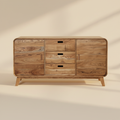 Credenza Leeds in acacia massello 3 cassetti e 2 sportelli su sfondo beige caldo con ombra
