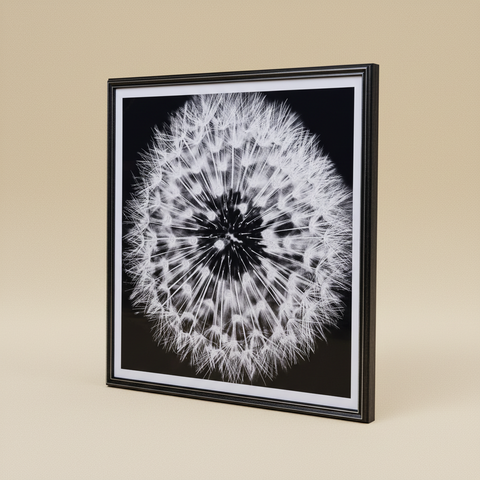 Stampa soffione bianco e nero con cornice su sfondo neutro beige