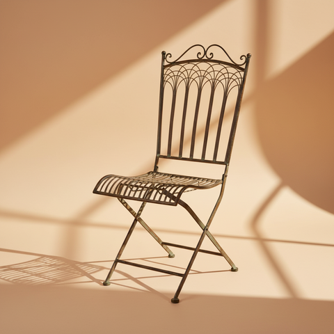 Sedia Iron Line in ferro verde pieghevole - sfondo neutro beige