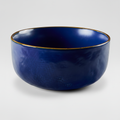 Ciotola blu navy ceramica su sfondo grigio con ombra