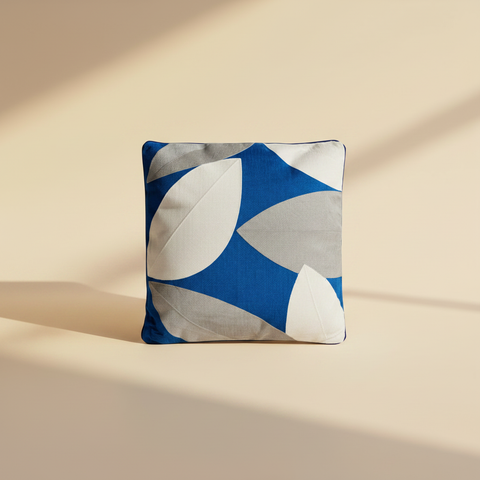 Cuscino Embroidery Petali Blu Grigio Crema sfondo beige