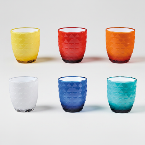 Set bicchieri colorati su sfondo grigio con ombra