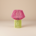Lampada fungo decorativa rosa e verde in corda intrecciata - sfondo beige