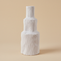 Vaso torre Corrugated Cement in cemento bianco con texture corrugata verticale