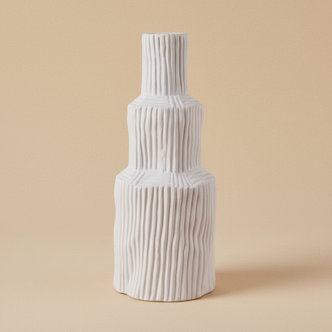 Vaso torre Corrugated Cement in cemento bianco con texture corrugata verticale