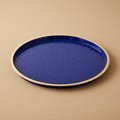Vassoio Honi rotondo in ferro blu royal con motivo inciso e bordo oro
