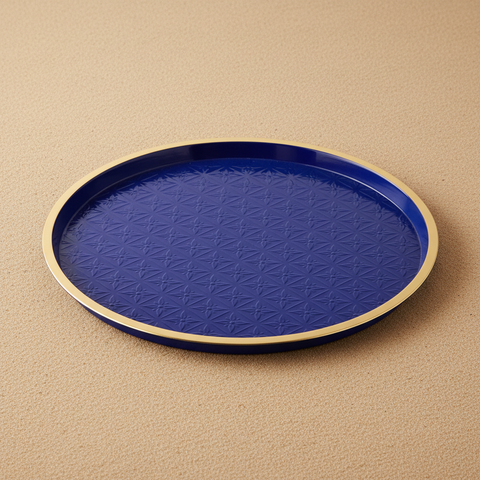 Vassoio Honi rotondo in ferro blu royal con motivo inciso e bordo oro