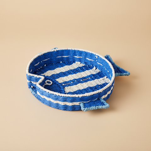 Vassoio a forma di pesce blu e bianco su sfondo beige