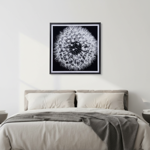 Quadro soffione Gallery in camera da letto minimalista moderna