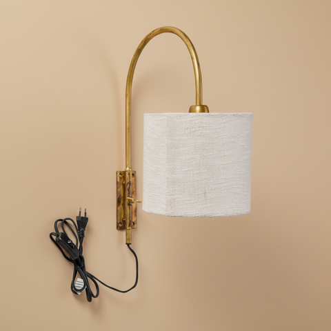 Applique Helsinky con braccio oro e paralume bianco in cotone