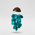 Mobile conchiglie turchese su sfondo grigio con ombra