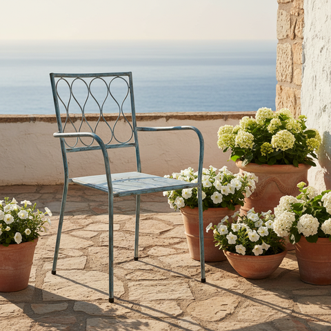 Sedia da esterno in ferro blu con braccioli - ambientazione costiera mediterranea