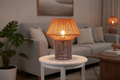 Lampada fungo arancione e grigia ambientata in soggiorno contemporaneo con luce accesa