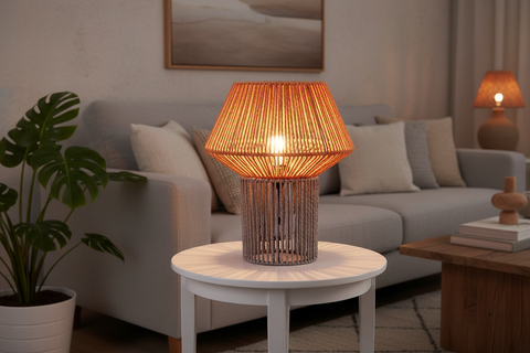 Lampada fungo arancione e grigia ambientata in soggiorno contemporaneo con luce accesa