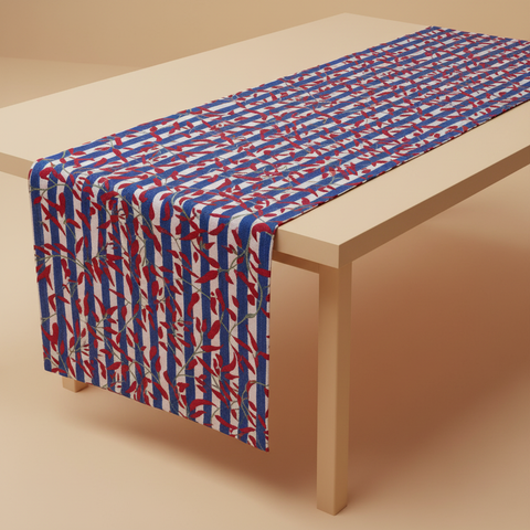 Runner da tavola a righe rosse blu e bianche con motivi floreali su sfondo beige