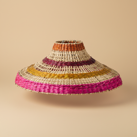 Paralume seagrass rosa arancio sfondo beige con ombra