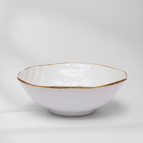 Insalatiera su sfondo grigio chiaro