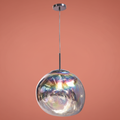 Lampada a sospensione in vetro iridescente su sfondo terracotta