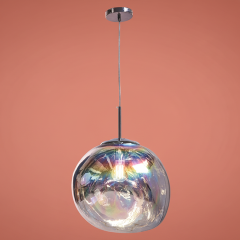 Lampada a sospensione in vetro iridescente su sfondo terracotta