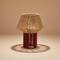 Lampada fungo beige e bordeaux su sfondo beige