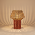 Lampada fungo intrecciata su sfondo beige