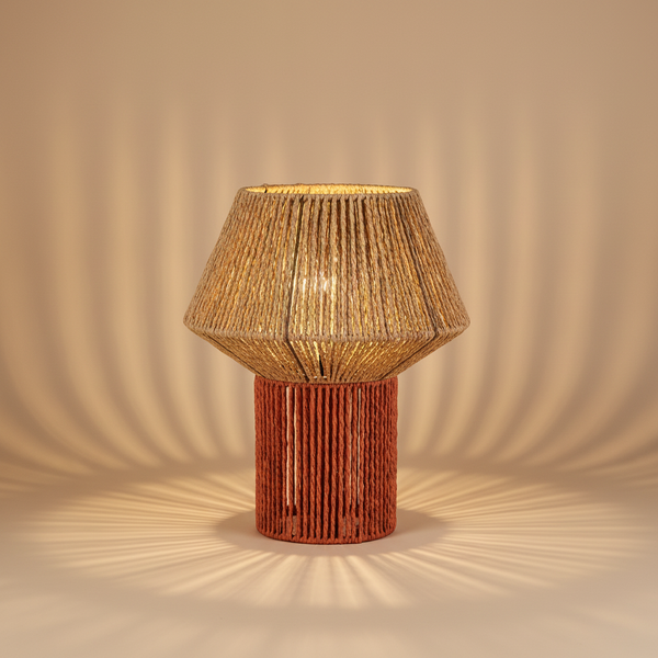 Lampada fungo intrecciata su sfondo beige