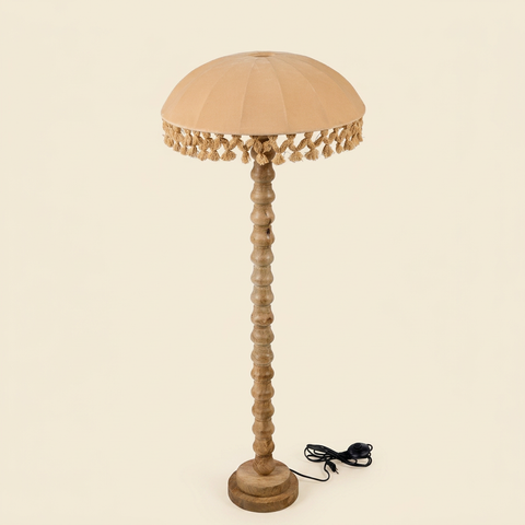 Lampada su sfondo avorio con ombra morbida appena accennata, formato quadrato