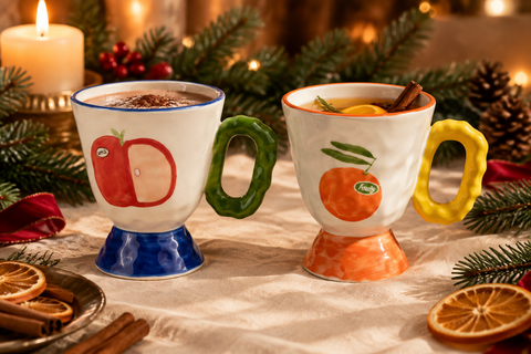 Le mug Arcimboldo Mela e Arancia in un’ambientazione natalizia