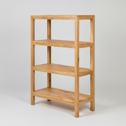 Libreria legno naturale su sfondo grigio