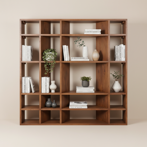 Libreria stilizzata con oggetti decorativi