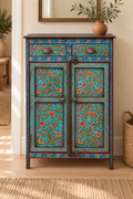 Cabinet Frida con decorazioni floreali ambientato in ingresso