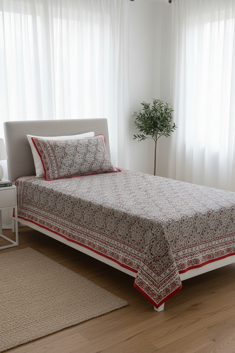 Mezzaro rosso su letto singolo