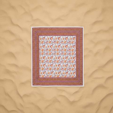 Mezzero decorativo su sfondo beige