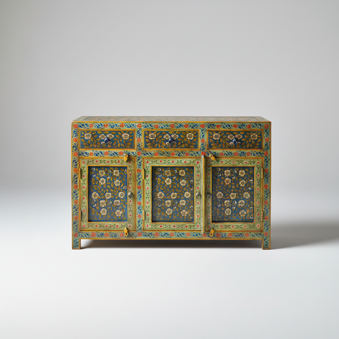 Mobile a sportelli chiusi su sfondo neutro