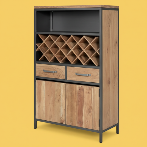 Mobile portabottiglie su sfondo giallo