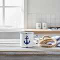 Mug bianco ancora blu ambientato