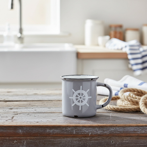 Mug grigio timone bianco ambientato