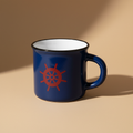 Mug piccolo blu su sfondo neutro