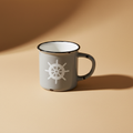 Mug piccolo grigio su sfondo neutro